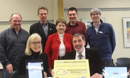 Das Gymnasium im Schloss und die Carl-Gotthard-Langhans-Schule sind zwei Projekt-Schulen des Landes Niedersachsen. Wie das Projekt aussieht, stellten Projekt-Koordinator   Torsten Micheels, Schulleiterin Ulrike Schade, Schulamtsleiter der Stadt Norbert fFricke, Kreis-Schulamtslieterin Gudrun Wollschläger, Sven Pook vom städtischen Schulamt, Schulleiter Peter Walte und Projekt-Koordinator Udo Hillert am Dienstag vor. Fotos: Anke Donner 