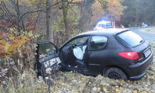 Erster Glätteunfall in diesem Jahr. Frau kommt durch glatte Fahrbahn von der Straße ab und prallte gegen einen Baum Foto: Polizeiinspektion Goslar
