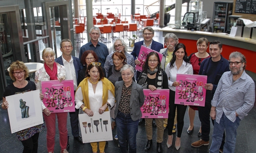 Im Beisein von Vertretern des Fördervereins ready4work sowie der Sponsoren signierten die Wolfsburger Künstler heute alle 400 Exemplare des Kunstkalenders. Foto: Wolfsburg AG