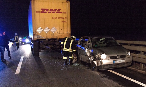 Fahrer und Beifahrer kamen bei dem Unfall mit einem DHL-Lastwagen mit dem Schrecken davon. Foto: Rudolf Karliczek