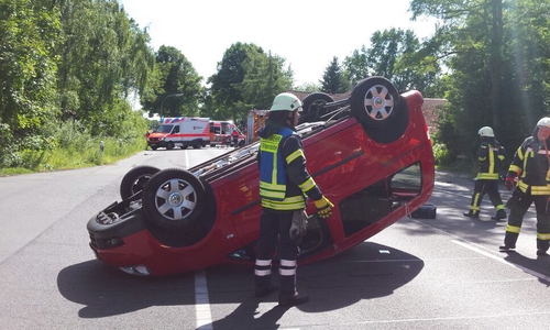 An den beteiligten Fahrzeugen entstand ein wirtschaftlicher Totalschaden. Foto: Feuerwehr/Peter Chlebik