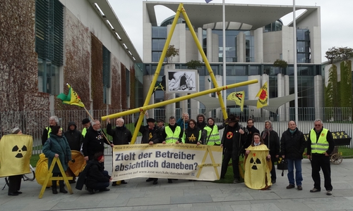 Asse-Freunde nach der Auftaktkundgebung vor dem Kanzleramt
Foto: Andreas Riekeberg
