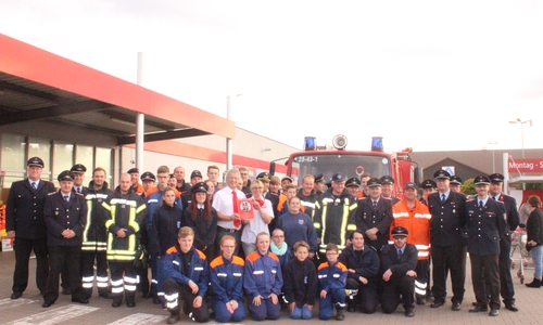 Am Freitagabende versammelten sich Feuerwehrkräfte der Gemeinde Schladen-Werla in Schladen um die Plakette „Partner der Feuerwehr“ anzubringen. Fotos: Anke Donner 