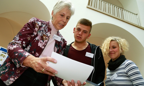 Susann Vollmer erläutert das im Kinder- und Jugendschutzhaus Ölper durchgeführte Projekt "Ankommen in Deutschland" Foto: Holger Goehl 
