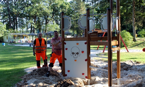 Oliver Langenow (li.) und Burghard Rabe beim Aufbau des Kletterturms. Foto: Stadt Helmstedt/Hartmann