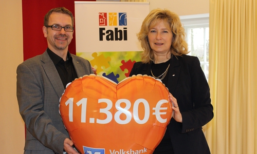 Direktionsleiterin Claudia Kayser von der Volksbank BraWo übergab die Spende aus den Erlösen der TutGutKredit-Aktion an Fabi-Geschäftsfüher Karsten Piehl. Foto: Eva Sorembik