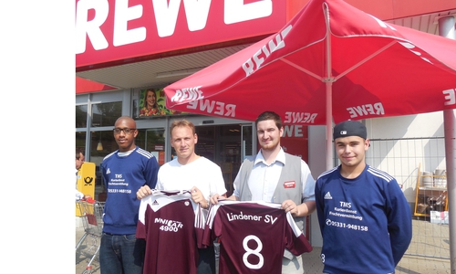 REWE unterstützt ab sofort den Lindener SV. Von links. Justin-Jaden Jacobs, Trainer Timo Kleber, Marktleiter Patrick Witt und Sandro Karkowski. Foto: Privat
