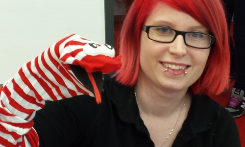 Sarah Kniep absolviert derzeit eine Ausbildung zur Erzieherin am
Diakonie-Kolleg und präsentiert eine selbst gestaltete Sockenpuppe, die
im Kindergarten-Alltag zum Einsatz kommt. Foto: Diakonie-Kolleg