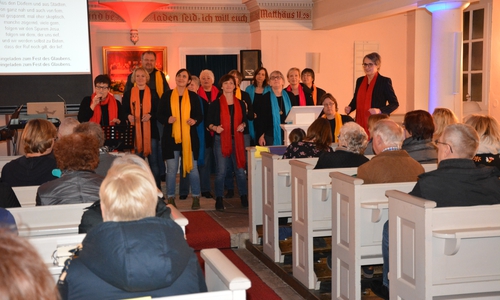 Der Spontan-Chor sorgte für eine volle Kirche. Fotos: Evangelisch-Lutherischer Kirchenkreis Peine