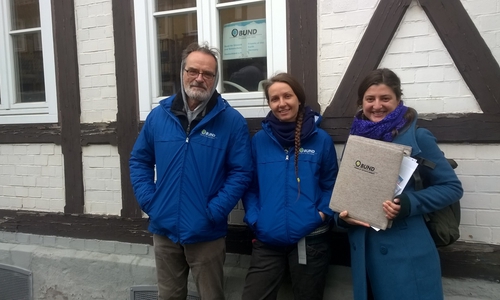 Sie trotzen dem aktuellen Regen und sind in Goslar mit einem BUND-Stand präsent: v.l.: Peter Pistivsek, Ria Kesselring, Valerie Voggenreit. Foto: BUND