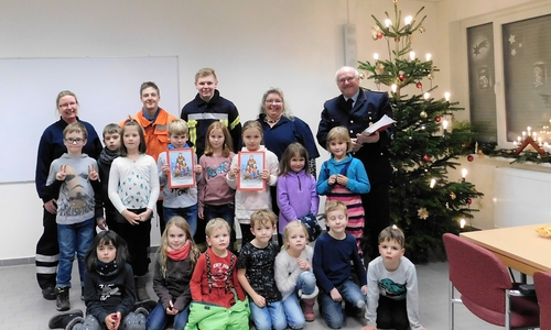 Gemeindebrandmeister Elm/Asse Hans-Friedrich Thiemann überreichte die Malbücher an die Kinderfeuerwehr Groß Denkte. Foto: Kreisjugendfeuerwehr