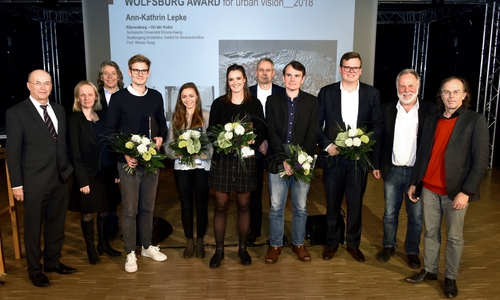 Die Preisträgerin Ann-Kathrin Lepke (TU Braunschweig, Bildmitte) inmitten weiterer ausgezeichneter Studenten und Preisgerichtsmitglieder sowie Gastjuror Professor Tristan Kobler (Zürich, rechts). Fotos: Stadt Wolfsburg, Lars Landmann.