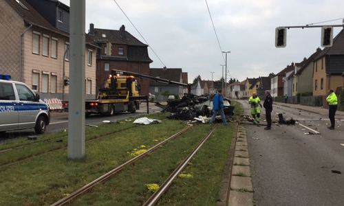 In der Nacht kam es zu einem schweren Unfall auf der Berliner Straße. Video/Fotos: Alexander Panknin