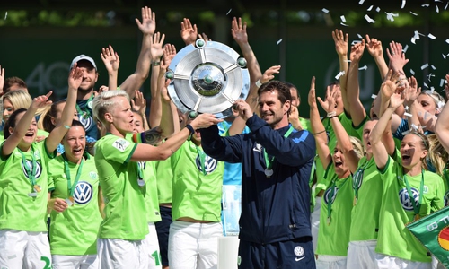 Kapitänin Nilla Fischer und Trainer Ralf Kellermann präsentieren die Meisterschale. Fotos: Moritz Eden