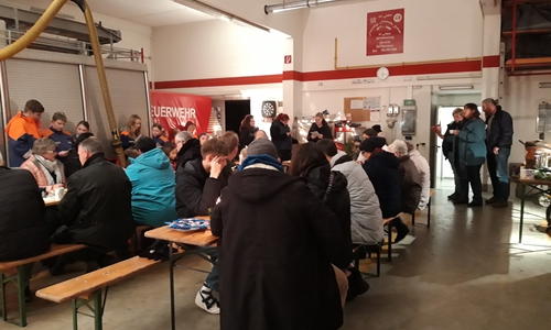 Die Besucher bei dem Lebendigen Adventskalender. Foto: FFW Dettum