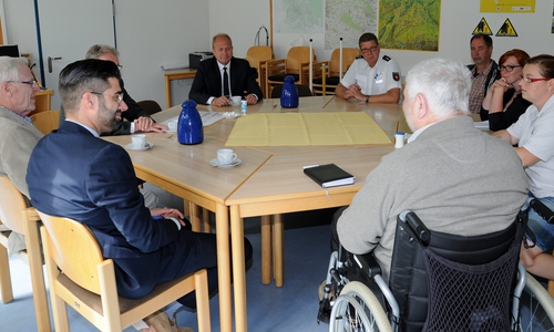 Die Erreichbarkeit des Besprechungsraums des Polizeikommissariats Helmstedt wurde 2016 barrierefrei gestaltet und zu einem gemeinsamen Pressetermin, an dem auch ein Rollstuhlfahrer teilnehmen konnte, genutzt. Foto: Verkehrswacht Helmstedt