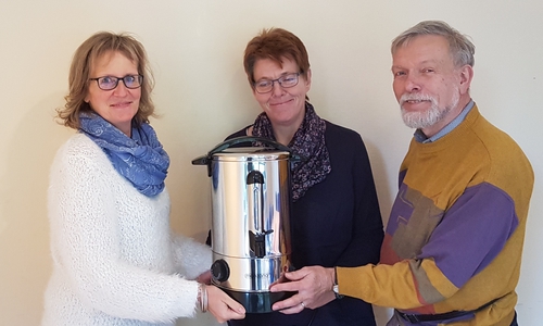 Barbara Gabriel (von links) überreicht die Glühwein-Töpfe an die Vertreter des Stadtteilnetzwerks Marion Köchy (Koordinatorin) und Rainer Jonas (Vorstand). Foto: WoBau 