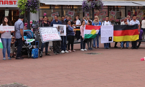 Rund 30 Menschen aus aller Herren Länder versammelten sich am Donnerstag in der Innenstadt vor dem Bankhaus Seeliger, um gemeinsam eine Mahnwache für die weltweiten Opfer des Terrorismus abzuhalten. Fotos: Robert Braumann