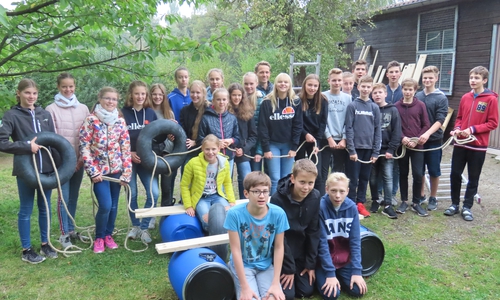 Die Klasse 8a mit dem Projektleiter Gunnar Maibach beim Floßbau. Foto: GiS