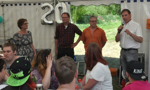 Lebenshilfe-Geschäftsführer Bernd Schauder (von rechts) sprach die Grußworte zum 20-jährigen Bestehen der WIR mit Rainer Loos (Vorstandsmitglied des Lebenshilfe-Vereins), Dieter Pasemann (Werkstattleiter) und Henrike Schirren (Sozialdienst). Foto: Lebenshilfe