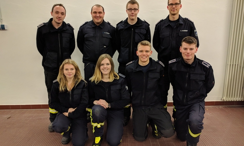 Von links (hinten): Jonas Rosemeyer, Sebastian Nabereit (Jugendfeuerwehrwart), Matthias Weiß (Stellv. Jugendfeuerwehrwart), Adrian Nabereit (Stellv. Jugendfeuerwehrwart)
Von links (vorne): Carolin Rosemeyer, Marlene Nabereit, Tom Müller, Marc Müller. Foto: Feuerwehr