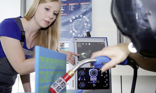 Virtuelles Schweißen: Janika Stubbe, Auszubildende zur Konstruktionsmechanikerin, stellte beim Berufsinformationstag 2016 die digitale Lernmethode vor, mit der verschiedene Schweißtechniken zunächst „cool" – mit Datenbrille und Rechnerunterstützung – geübt und erlernt werden. Foto: Volkswagen AG
