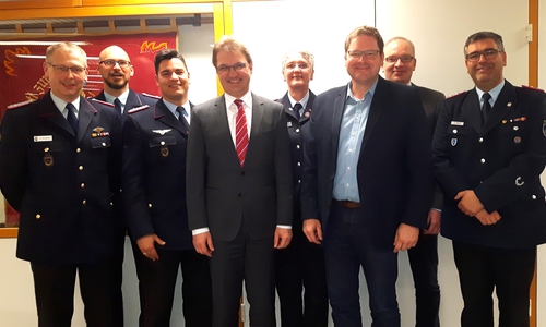 Markus Rischbieter (Abschnittsleiter Ost), Florian Graf (Abschnittsleiter West), Tobias Thurau (Kreisbrandmeister Wolfenbüttel), Stephan Manke (Staatssekretär Innenministerium), Karin Gensrich (Geschäftsführerin Kreisfeuerwehrverband Wolfenbüttel), Marcus Bosse (Landtagsabgeordneter), Marc Lohmann (Samtgemeindebürgermeister Oderwald), Kurt Jakobi (Ortsbrandmeister Stadt Wolfenbüttel) (v. li.).  Foto: SPD