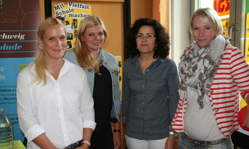 Ministerin Gabriele Heinen-Kljajić (Bündnis 90/Die GRÜNEN) besuchte in Destedt den Stand der IGS-Initiative. V.l. Stefanie Weitkamp, Anke Renken, Gabriele Heinen-Kljajić und Carolina Voß. Foto Diethelm Krause-Hotopp 