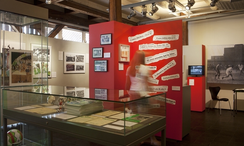 Lokalrivalen Ausstellung, Eintauchen in die Fußballgeschichte: Sonderausstellung im Stadtmuseum. Foto: Stadtmuseum / Meike Netzbandt)