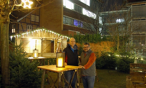 Bastian Ziegler und Markus Brix bieten mit Südtiroler Strauben einen besonderen Leckerbissen auf dem Adventshof neben der Kommisse. Foto: Stadt Wolfenbüttel​