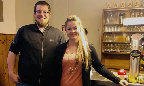 Frank Willecke (links) empfängt Wirtschaftsförderin Ina Anja Hallmann (rechts) in seiner Gaststätte „Willecke’s Lust“. Foto: Landkreis Wolfenbüttel