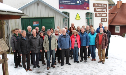 Die Nationalpark-Waldführerinnen und Waldführer bei der Plakettenübergabe 2018 vor dem Nationalpark-Bildungszentrum Sankt Andreasberg. Foto: Sandra Meckbach-Wolter