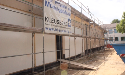 Am Mittwoch wurde an der Grundschule Am Geitelplatz das Richtfest an der neuen Mensa gefeiert. Fotos: Anke Donner 