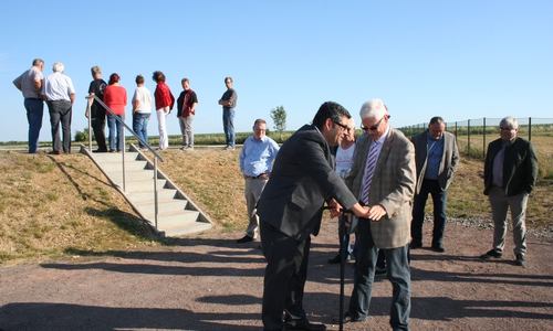 Aygün Erarslan (li.) und Bürgermeister Henry Bäsecke nehmen die Anlage in Betrieb. Fotos: Stadt Schöningen
