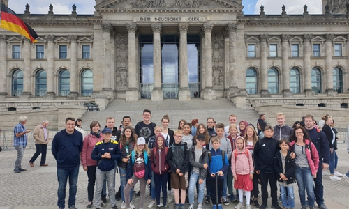 Die Jugendfeuerwehr Halchter vor dem Bundestag in Berlin. Foto: Stadtfeuerwehr Presse-Team