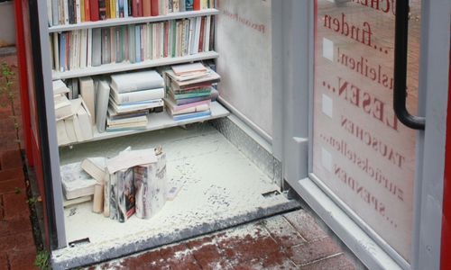 Der Büchertreff nach den Löscharbeiten. Foto: Jürgen Kumlehn