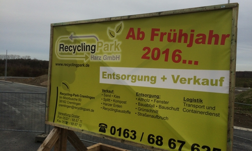Schild weist auf Eröffnung des Recyclingparks Cremlingen im Frühjahr hin. Foto: RecyclingPark Harz GmbH