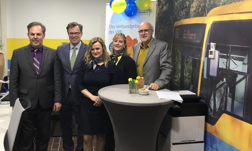 Stephan Heidenreich (Geschäftsführer VLG), Dr. Andreas Ebel, Patricia Hollestelle (Kundenzentrumteam), Christine Engel (Kundenzentrumteam) und Detlef Tanke (v. li.). Foto: Landkreis Gifhorn