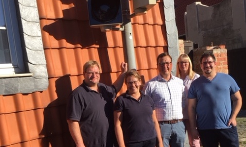 Die SPD-Ortsratsfraktion und Stadtratsmitglieder aus Halchte an der umgerüsteten Ampel. Foto: SPD