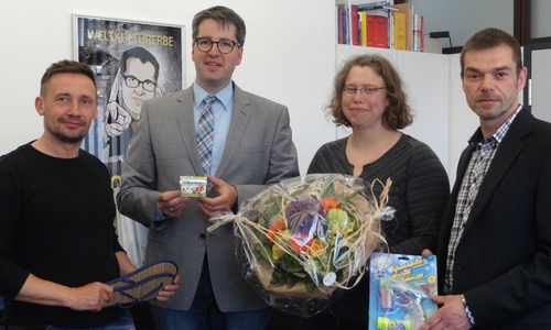 Im Rahmen der jüngsten Versammlung des Kommunalen Präventionsrates Goslar (KPR) gab der langjährige Vorsitzende Thomas Derer den Vorsitz an Kathrin Lüddeke weiter. Dies teilte die Stadt Goslar online mit. Von links: Thomas Derer, Oberbürgermeister Dr. Oliver Junk, Kathrin Lüddeke, Michael Hille, Geschäftsführer KPR. Foto: Stadt Goslar