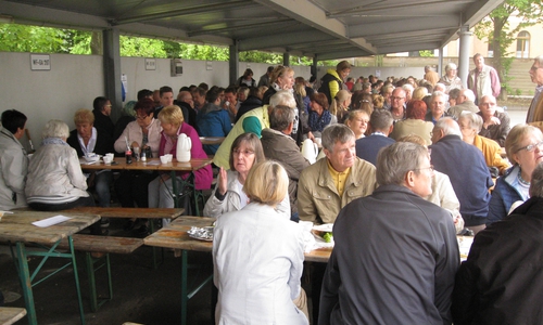 Wolfenbüttel. Am vergangenenSonntag war es soweit - die Ideengeber Pastorin Klages und Kersten Meinberg begrüßten die über 200 Lindener Bürger und Freunde zum ersten Lindener Bürgerfrühstück. Foto: Friedrich Brinner