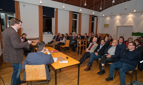 Felix Matthes (links) stellt die vorläufigen Ergebnisse der Untersuchungen vor. Foto: Alec Pein