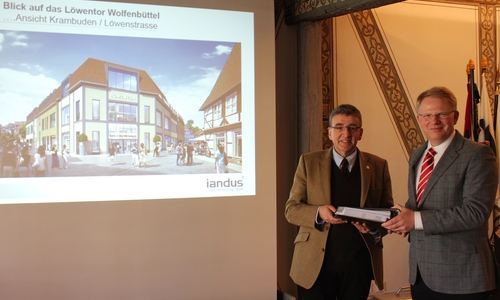 Bürgermeister Thomas Pink überreicht die Baugenehmigung an den iandus-Geschäftsführer Benedikt Schmidt-Wächter, Foto: Jan Borner