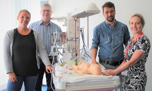 Martina Klimkewitz (links) und Thomas Metzner (2. v.r.) vom „Akutwerk – Training für Kindernotfälle“ aus Braunschweig, Matthias Buhles (2. v.l.), Chefarzt der Klinik für Gynäkologie und Geburtshilfe und Sylvia Falke, Milupa Nutricia GmbH, begleiteten die Veranstaltung. Foto: Städtisches Klinikum Wolfenbüttel