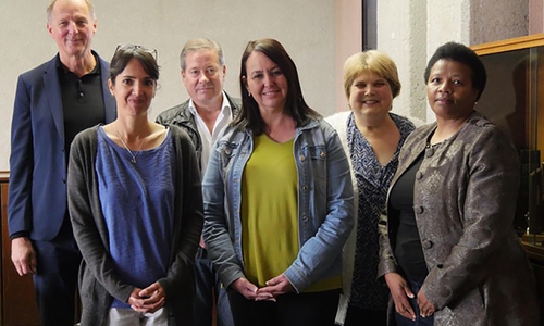 Trafen sich an der Nelson Mandela Universität in Port Elisabeth: Prof. Dr. Ludger Kolhoff (Ostfalia), Natalie Mansvelt (Nelson Mandela University), Uwe Hiltner (Lebenshilfe Niedersachsen und Genossenschaft der Werkstätten Nord), Prof. Louise Stroud, Dr. Aldene Luck und Prof. Dr. Zoleka Soji (Nelson Mandela University). Foto:  Ostfalia Hochschule