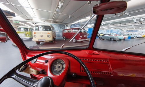 Im Automuseum erwartet die Teilnehmenden ein großes Sammelsurium an historischen Fahrzeugen. Foto: Stiftung AutoMuseum Volkswagen