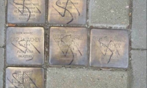 Beschmierte Stolpersteine in der Wachholtzstrasse, Foto: DokuRechts