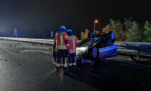 Das Fahrzeug kam auf dem Dach zum Stehen. Fotos: Aktuell24(KR)