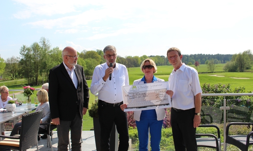 Christian Gerhartl (Bürgerstiftung), Norbert Preine (Präsident Golfclub Wolfsburg), Heidemarie Steinke (Bürgerstiftung) und Klaus Mohrs (Oberbürgermeister Wolfsburg), bei der Spendenübergabe. Foto: Christoph Böttcher