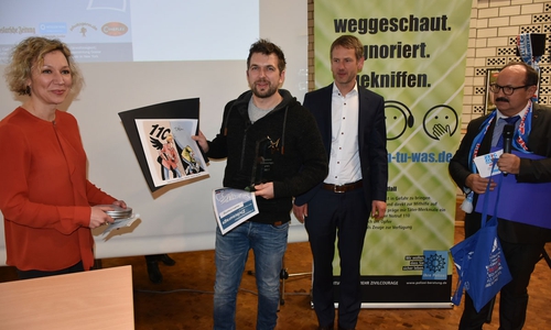 Jeder Held bekam ein kleines Dankeschön überreicht. Fotos: Polizei Goslar
